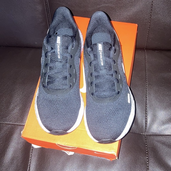 Brand new black/white women’s Nike revolution 5 - Picture 2 of 6